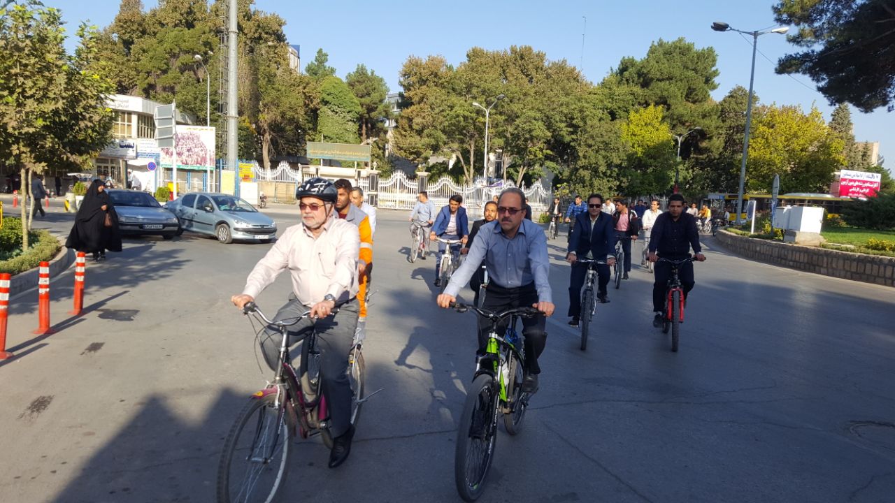 به مناسبت 31 شهریور روز جهانی بدون خودرو؛ همایش پیاده روی و  دوچرخه سواری ویژه پرسنل شهرداری نیشابور برگزار شد