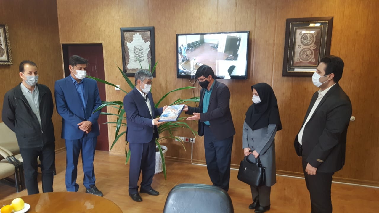 حضور ریاست اداره کتابخانه های شهرستان نیشابور و جمعی از مدیران کتابخانه ها به شهرداری نیشابور جهت عرض تبریک
