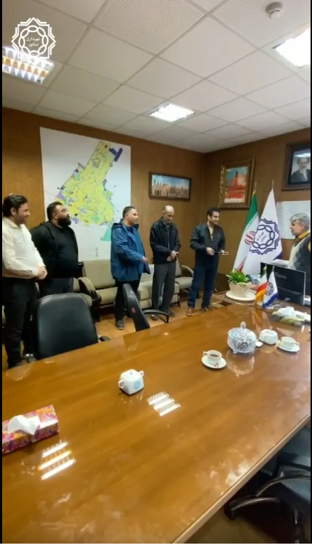 جمعی از رانندگان واحد نقلیه شهرداری نیشابور با حضور در دفتر مهندس میرفانی شهردار نیشابور