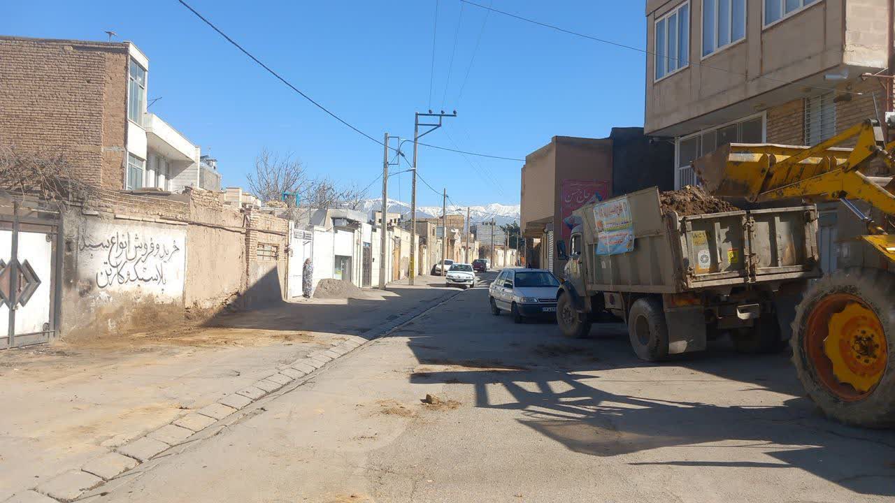 گوشه ای از اقدامات سازمان مدیریت پسماند در اجرای طرح #استقبال_از_بهار_۱۴۰۵  🔹اجرای طرح جمع آوری خاک و نخاله های ساختمانی بلاصاحب از خیابان مژده و پاکسازی و تنظیف محله