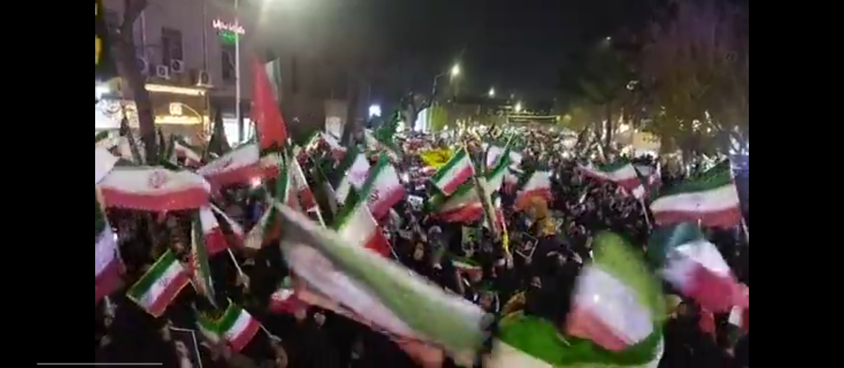 🎥 اجتماع پرشور مردم سوگوار نیشابور در شانزدهمین روز شهادت رهبر معظم انقلاب و بیعت با سومین رهبر ایران اسلامی در خیابان امام خمینی (ره) 🇮🇷
