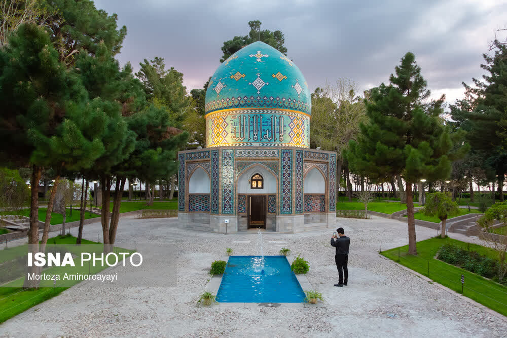 🔺 گزارش تصویری از آرامگاه عطار نیشابوری  🚩 خبرگزاری ایسنا، نیشابور، فریدالدین محمد بن ابراهیم عطار نیشابوری مشهور به شیخ عطار نیشابوری، یکی از عارفان و شاعران بزرگ و نام‌آور ادبیات فارسی در اواخر قرن ششم و اوایل قرن هفتم هجری قمری است.   از برجسته‌ترین آثار او می‌توان به دو کتاب «منطق‌الطیر» و «الهی‌نامه» اشاره کرد.  عطار نیشابوری در سال ۶۱۸ هجری قمری به هنگام حمله‌ی مغول از دنیا رفت. روز ۲۵ فروردین ماه در تقویم رسمی کشور به نام عطار نیشابوری نامگذاری شده است.  📷 عکاس: مرتضی امین الرعایایی