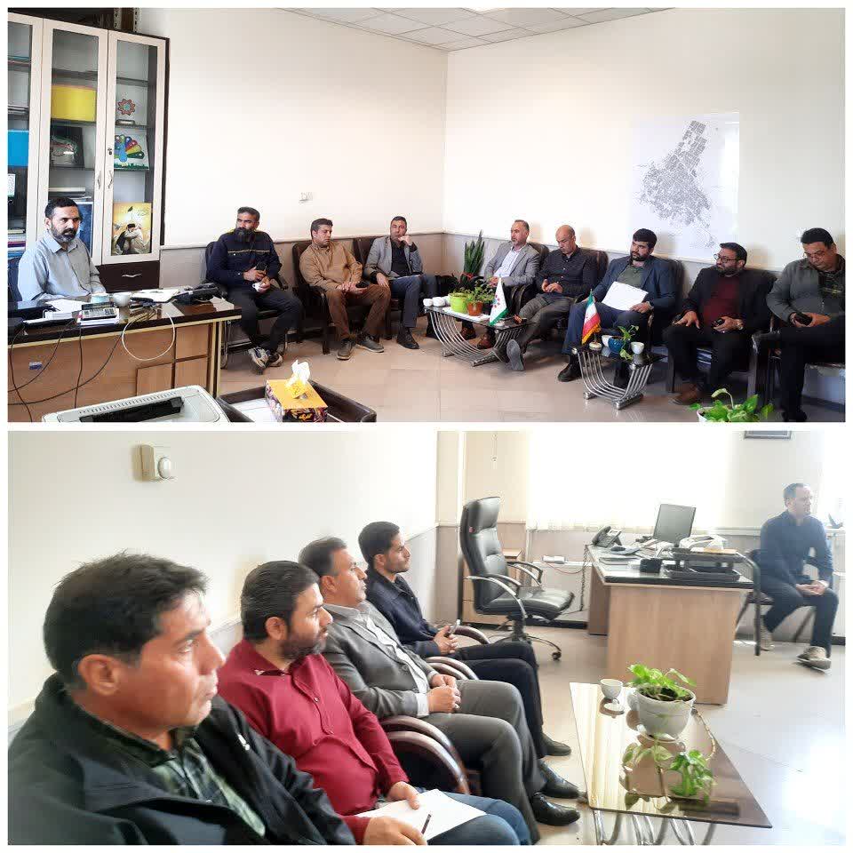 💠 جلسه هماهنگی مانور ستاد بحران شهرداری نیشابور با حضور اعضای میدان نواحی دوگانه شهرداری، صبح امروز در دفتر پایگاه بسیج «والعصر» شهرداری برگزار شد.    در این نشست، برنامه‌ریزی‌های لازم برای اجرای مانور، نحوه مشارکت واحدهای مختلف شهرداری، ارزیابی آمادگی نیروها و همچنین سناریوهای پیش‌بینی‌شده برای مدیریت شرایط اضطراری مورد بررسی قرار گرفت. ▫️