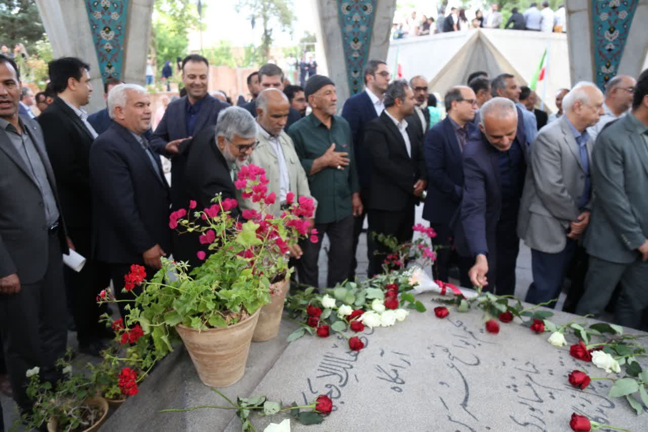💠آیین گلباران آرامگاه حکیم عمر خیام نیشابوری در نیشابور برگزار شد