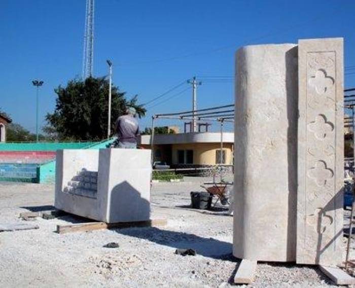 هنرمند نيشابوري در حضور مردم مجسمه‌ سنگی خلق كرد