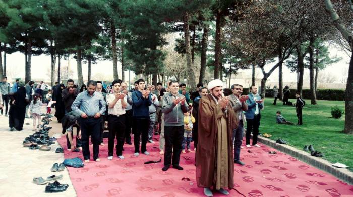 اقامه نماز ظهر به صورت جماعت باحضور پرشور مسافران نوروزی 