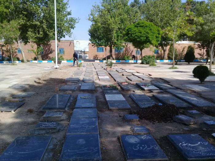 آماده سازی آرامستان بهشت فضل جهت برگزاری مراسم چراغ برات توسط حوزه خدمات شهری شهرداری نیشابور