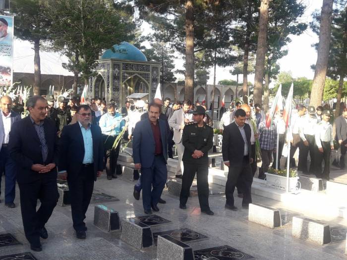 آیین عطرافشانی و گلباران گلزار شهدای نیشابور برگزار شد