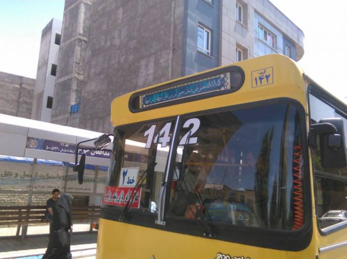 نصب حدیث سلسله الذهب روی اتوبوس های سطح شهر به مناسبت 10 تیر سالروز ورود امام رضاع به نیشابور 