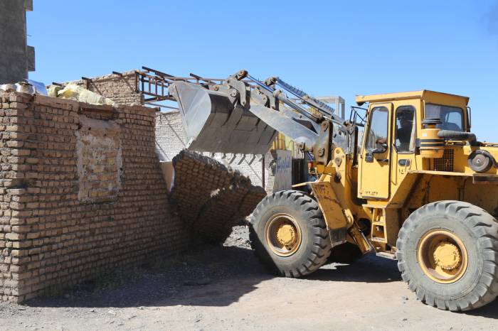 تخریب ساخت و سازهای غیرمجاز در نقاط مختلف شهر آغاز شد