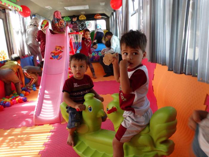 یک اتوبوس پر از شادی و نشاط