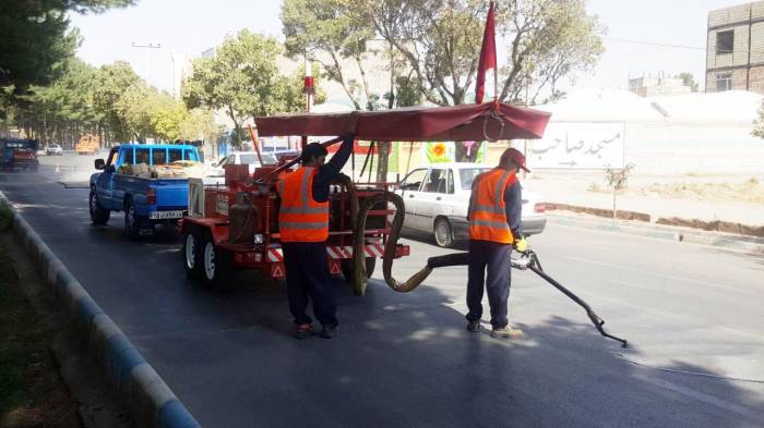 اجرای عملیات مرمت و درزگیری آسفالت با روش استاندارد در نیشابور